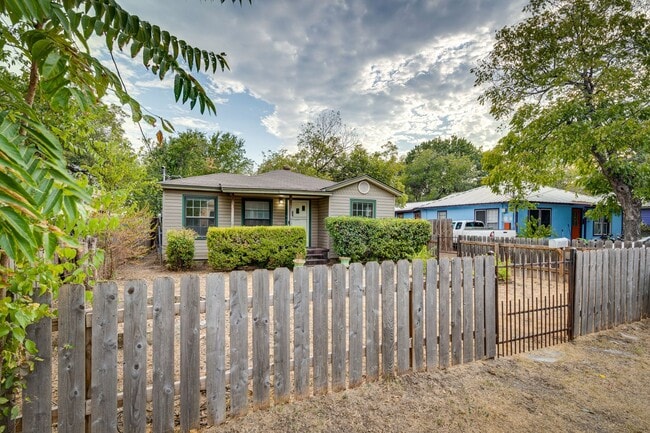Building Photo - Urban Farmhouse - 2BD/2BA - Work Shop - Hu...