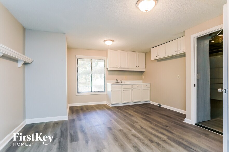 Building Photo - 365 Sea Holly Cir