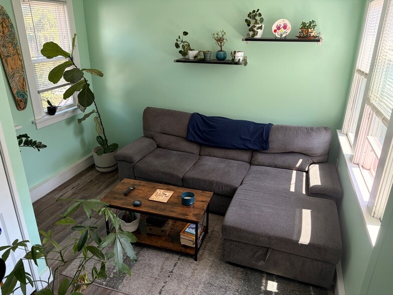 Living Room - 2762 N Oakland Ave