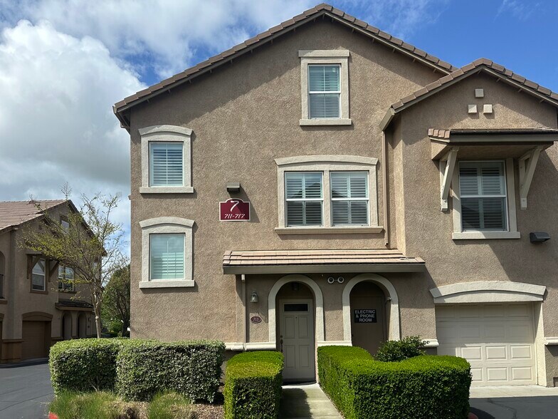 Building Photo - 5350 Dunlay Dr