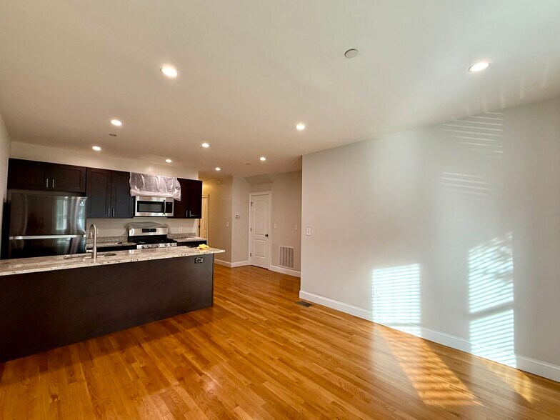 Building Photo - 19 Plymouth St