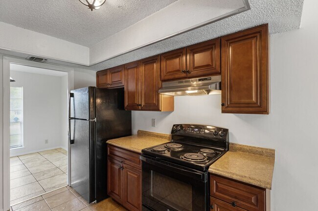 Building Photo - 3 Bedroom/2 Bath Camelot II Subdivision