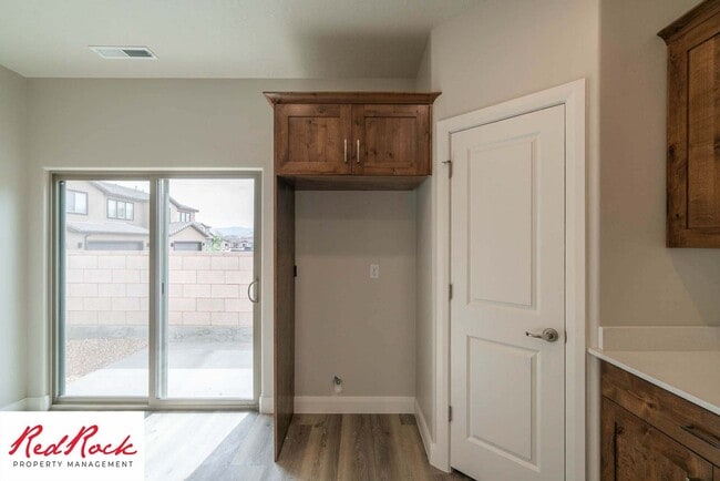 Building Photo - Beautiful Townhome in Hurricane Heights!