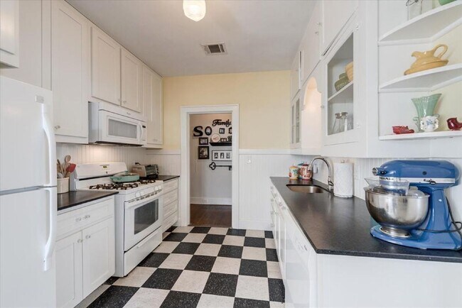 Building Photo - Daring 2 bedroom 1 bath in the heart of Ryan Place.