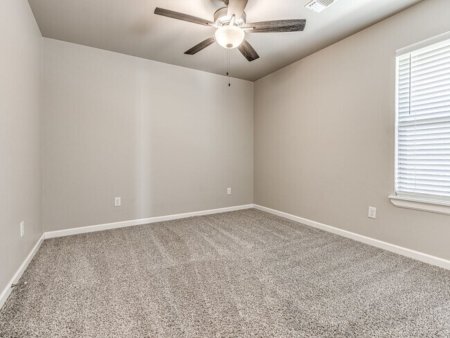 Building Photo - Newer Home in Ironstone + 3 bedrooms + 2 bathrooms + Edmond Schools