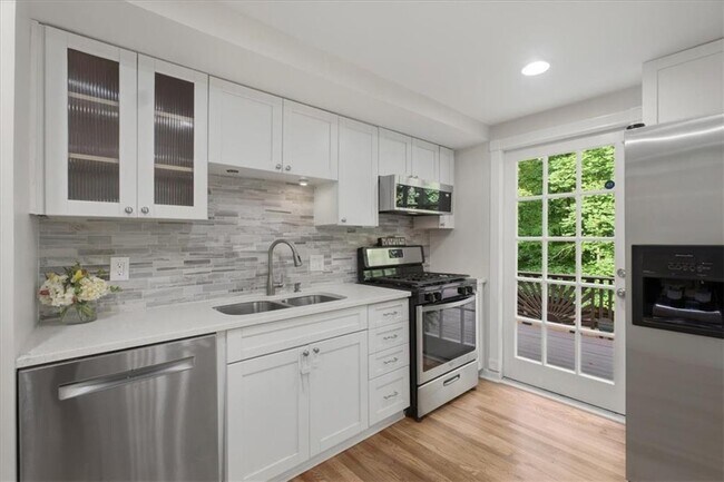 Building Photo - 9470 Hillside Dr