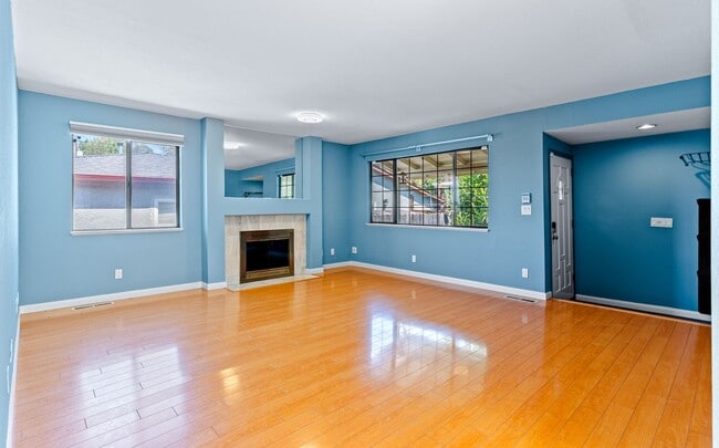 Building Photo - Utilities Paid! 3 Bedroom in Hayward with ...