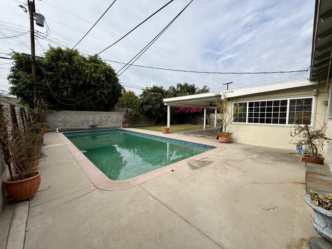 Building Photo - 16412 Bahama St