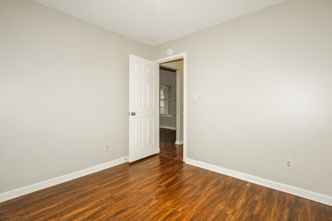 Building Photo - 7631 Tally Ho Dr E