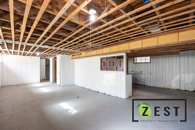 Building Photo - 5235 Haverhill St