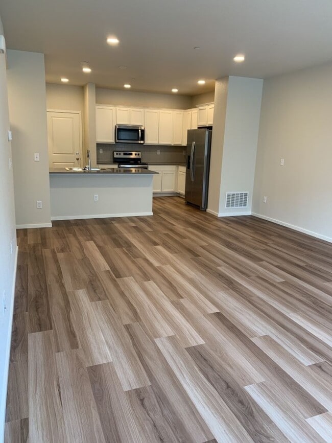 Building Photo - 3 Bed / 2.5 Bath Townhome with Attached Garage in NE Ft. Collins