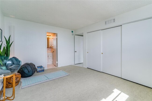 Building Photo - 9400 S Ocean Dr