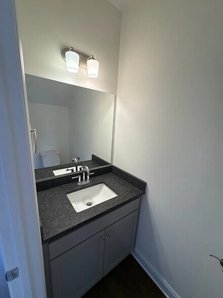 Building Photo - 5546 Stream Ln