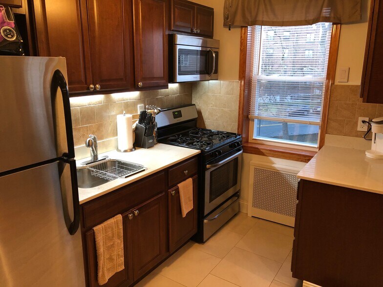 Renovated Eat In Kitchen - 10 Davenport Ave