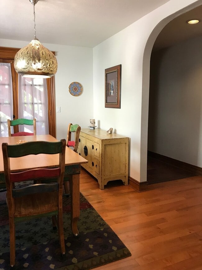 Building Photo - Updated 3 Bed 2 Bath Victorian Style Townhome