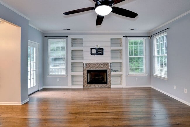 Building Photo - Spacious Home on Wooded Lot!