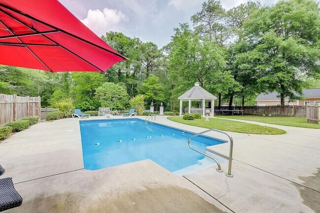 Building Photo - Stunning 4 Bed, 3 Bath Home with Pool in E...