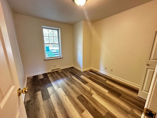 Building Photo - Spacious & Updated 2-Bedroom Apartment