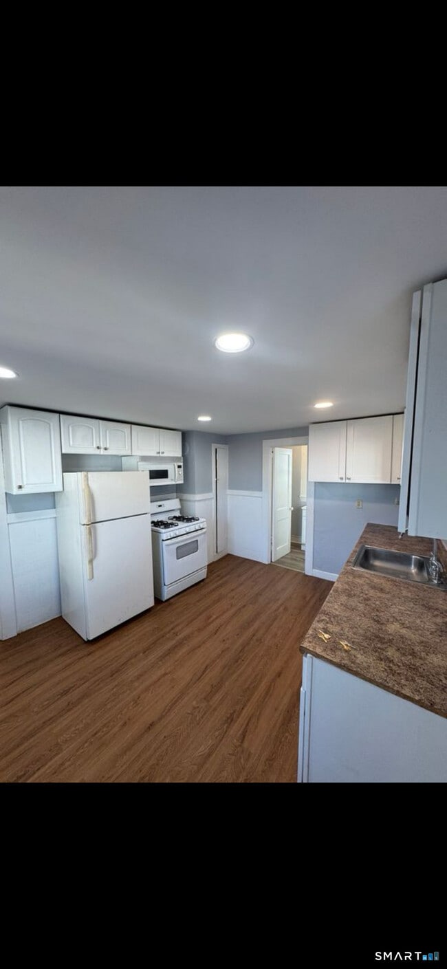 Building Photo - 126 Main St