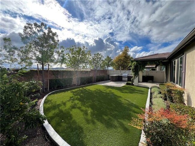 Building Photo - Welcome to this exceptional single-story 4-bedroom, 4-bathroom home!