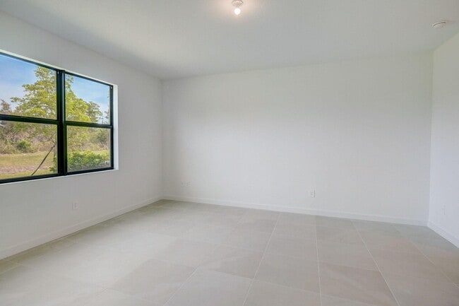 Building Photo - 5946 SE Sky Blue Cir