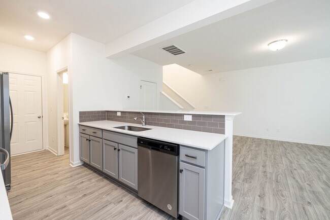 Building Photo - 3 Bedroom paired home with 2 car garage mi...