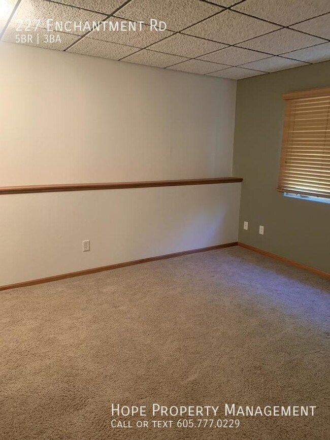 Building Photo - 227 Enchantment Rd