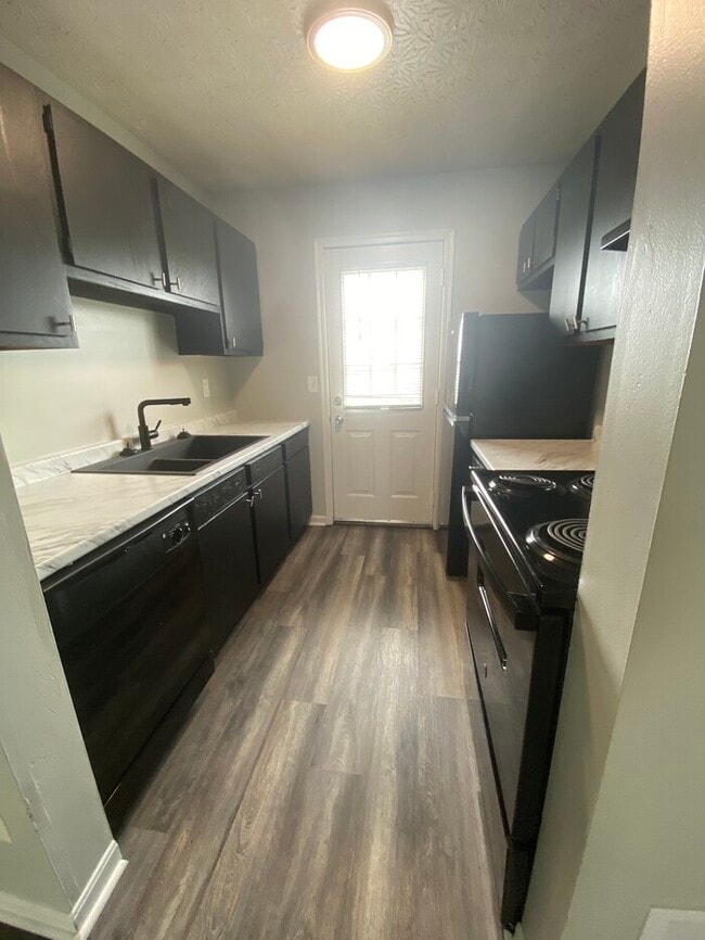 Building Photo - 2-Bedroom Townhome