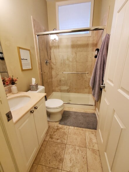 Bathroom 3 - 2531 W Moffat St