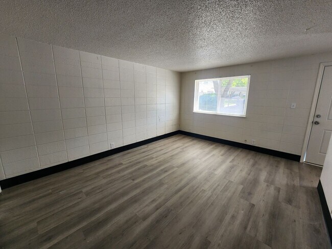 Building Photo - Remodeled 2 Bedroom Apartment