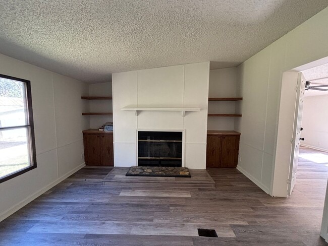 Building Photo - FOR RENT