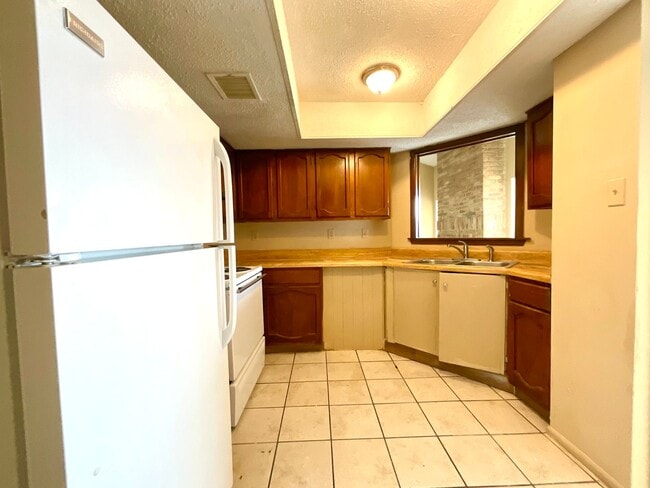 Building Photo - Available Now! 3 Bedroom / 2 Bath Home Nea...