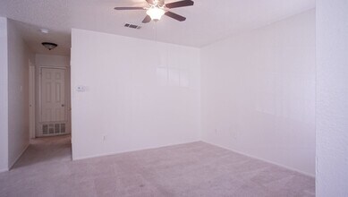 Building Photo - 2/1 Apartment in East Austin