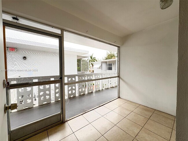 Building Photo - 725 NE 4th St