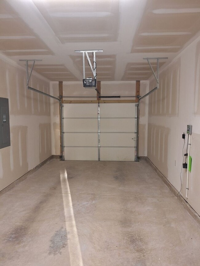 Building Photo - Wonderful Three Bedroom Home in Northeast ...