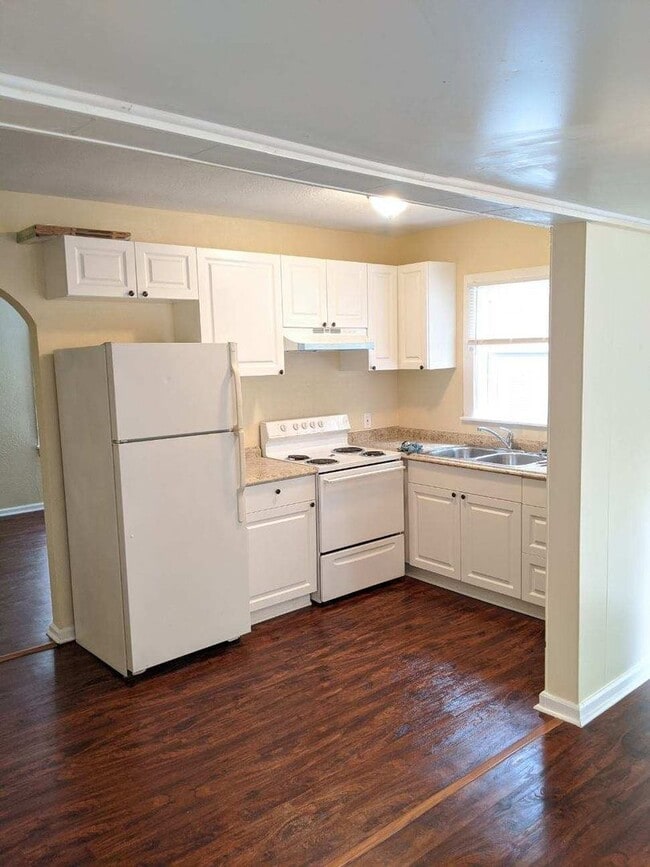 Building Photo - Newly Remodeled! Beautiful 2 bedroom/ 1 bath home / Laundry Room / Car Port