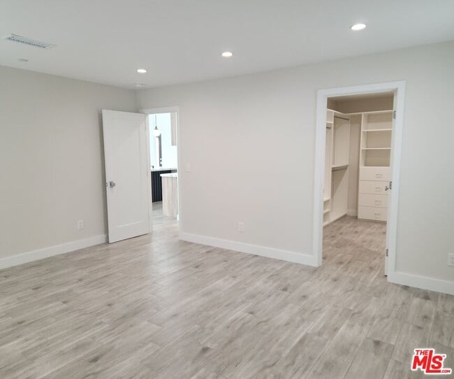 Building Photo - 422 Almond Ave