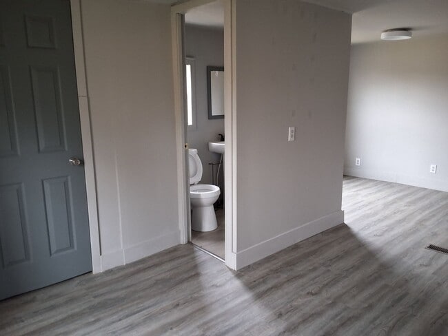 Building Photo - Cozy 2 Bed, 1.5 Bath Home