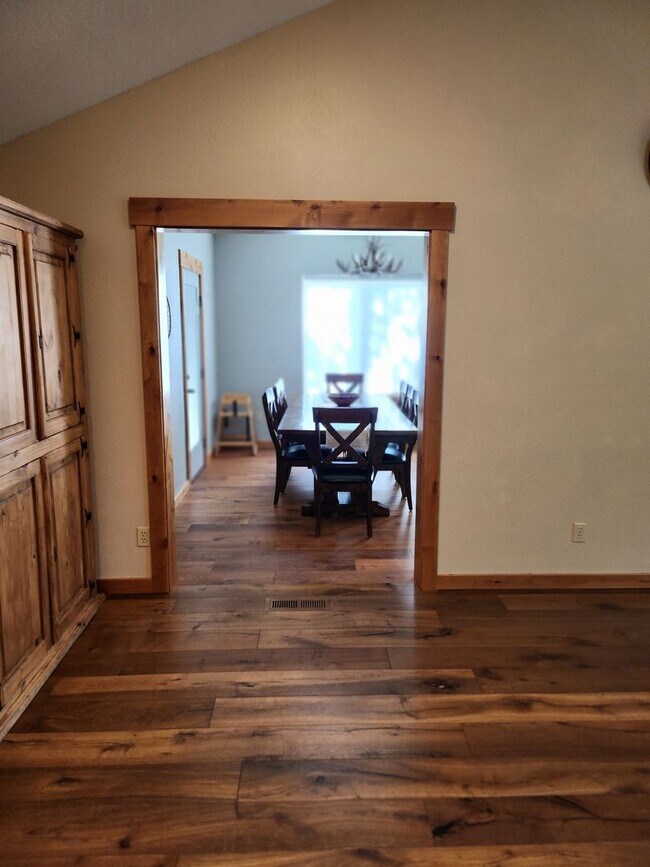 Building Photo - Seasonal Rental - Available through April 30, 2026