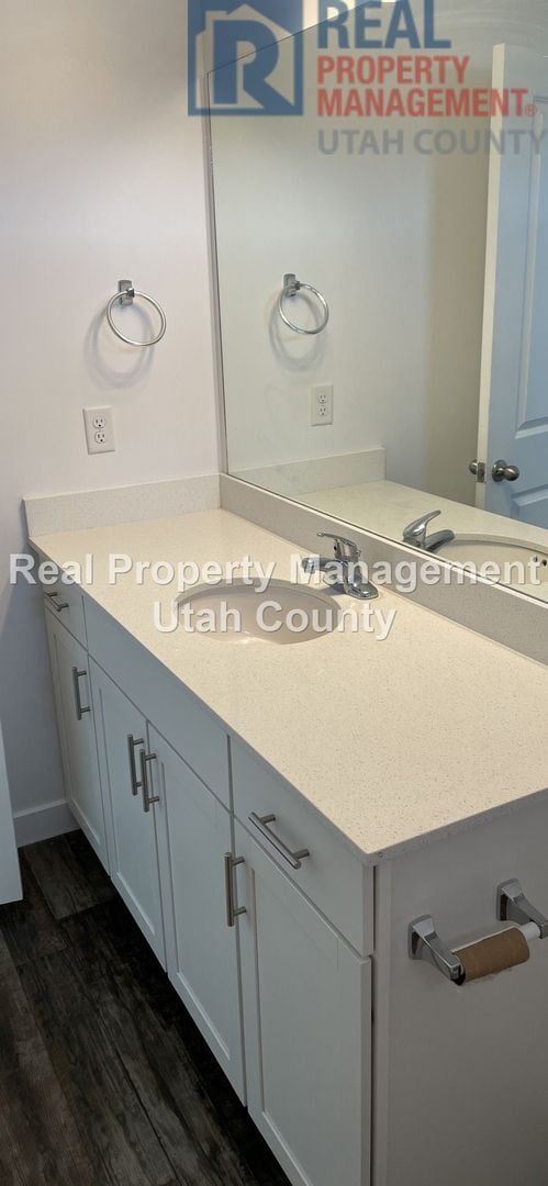 Building Photo - Pet Friendly Townhouse