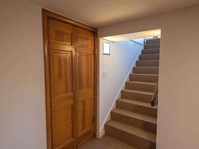 Building Photo - 2536 E 8th St