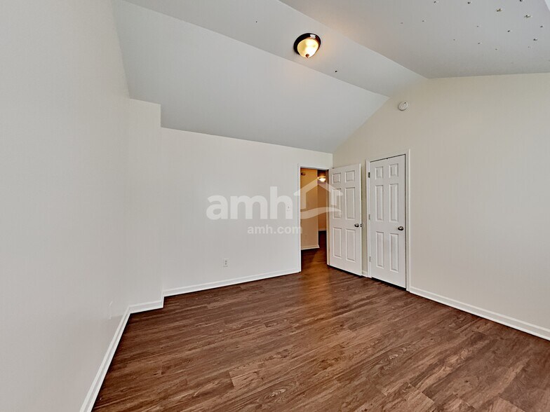 Building Photo - 2425 Valley Creek Dr