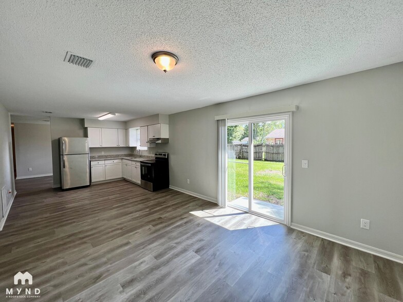 Building Photo - 10731 Appaloosa Dr