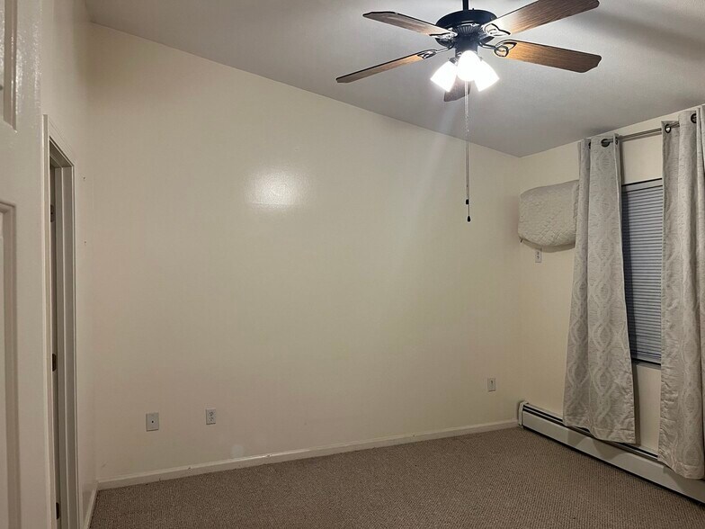 Building Photo - 565 Quaker Ln