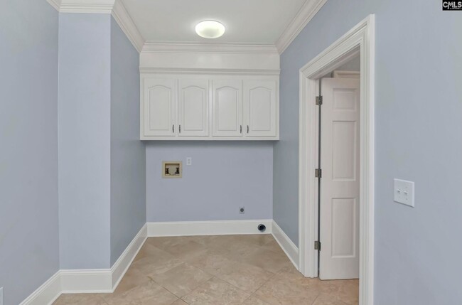 Building Photo - Stunning 5 Bedroom 3 Full Bath and 2 Half ...