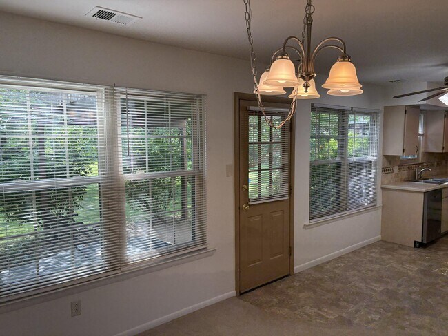 Building Photo - 167 Sunshine Dr
