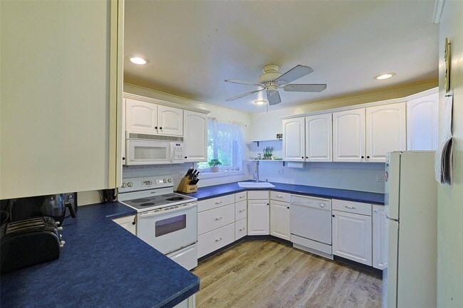 Building Photo - 18 Maples Ln