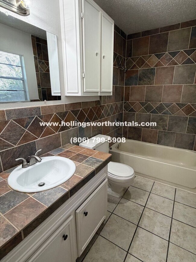Building Photo - Spacious 3 Bedroom, 2 Bath, 2 Car Garage with bonus room