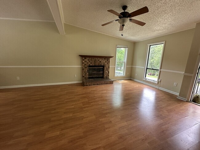 Building Photo - Great 3 bedroom 2 bath ranch home! AVAILABLE NOW!