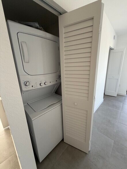 Building Photo - 1541 Van Buren St